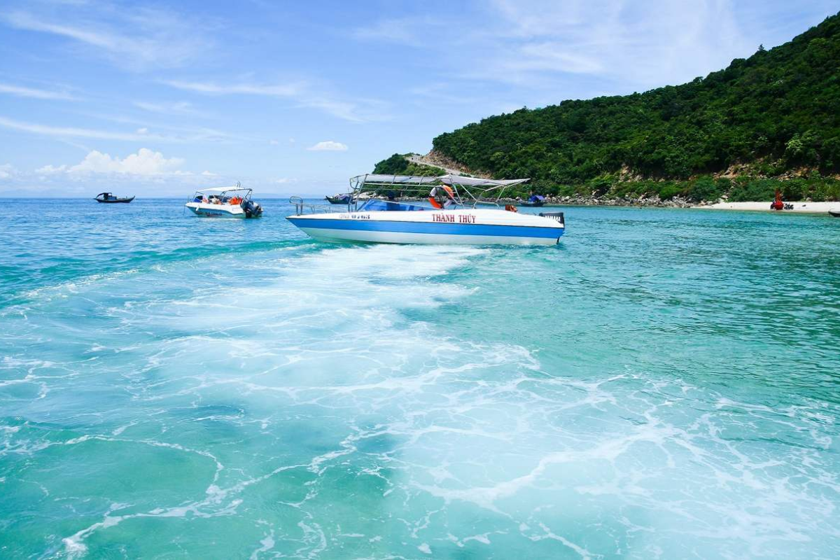 Crystal clear water at Hon Thom